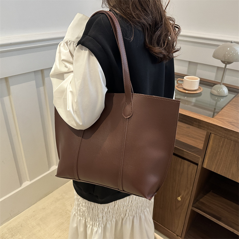 Bolsa coreana de gran capacidad de color sólido para mujeres 2024 nueva moda retro bolso de viaje simple bolso de hombro sólido