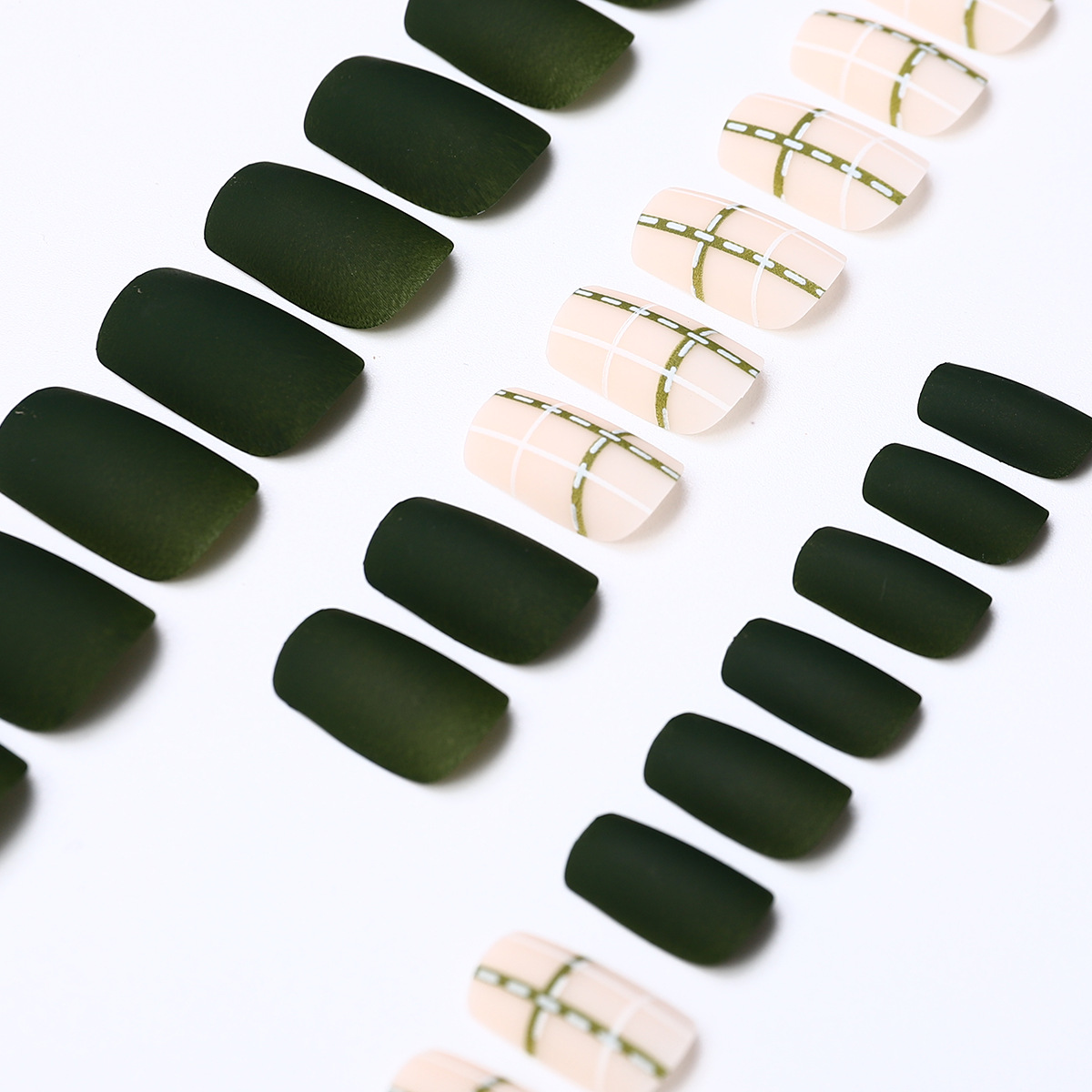 Uña corta de vestir otoño y invierno blanco verde tablero de ajedrez rectangular pieza de uñas falsas desmontable
