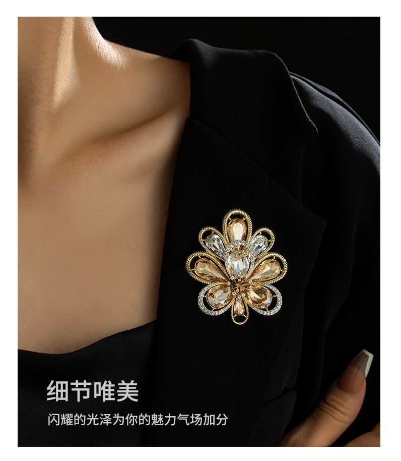 复古优雅高级感水晶花朵胸针新款中古经典花瓣别针时尚