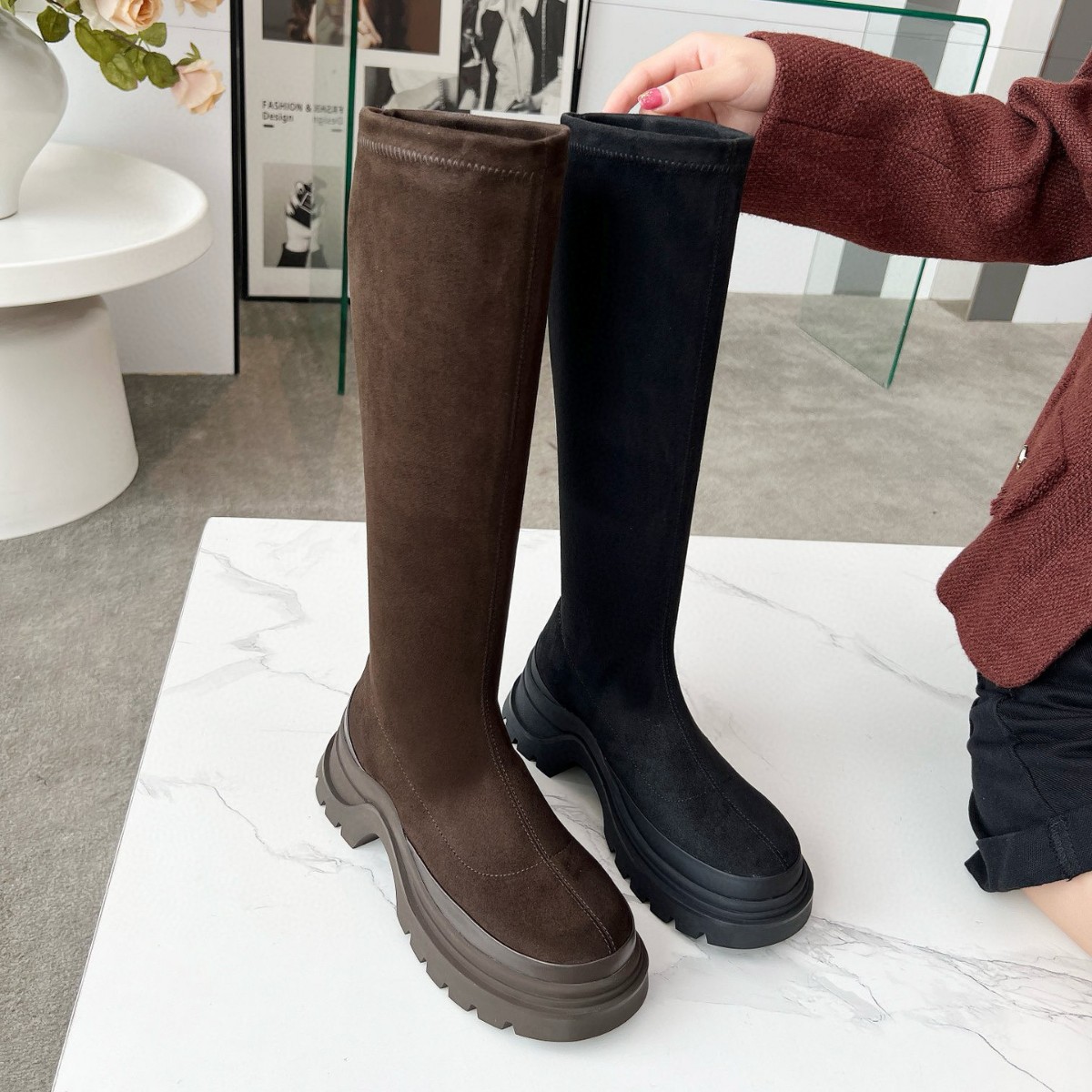 Boot nữ cổ cao ôm bắp chân da mờ mũi tròn gót thấp đàn hồi — Màu đen, Màu cà phê