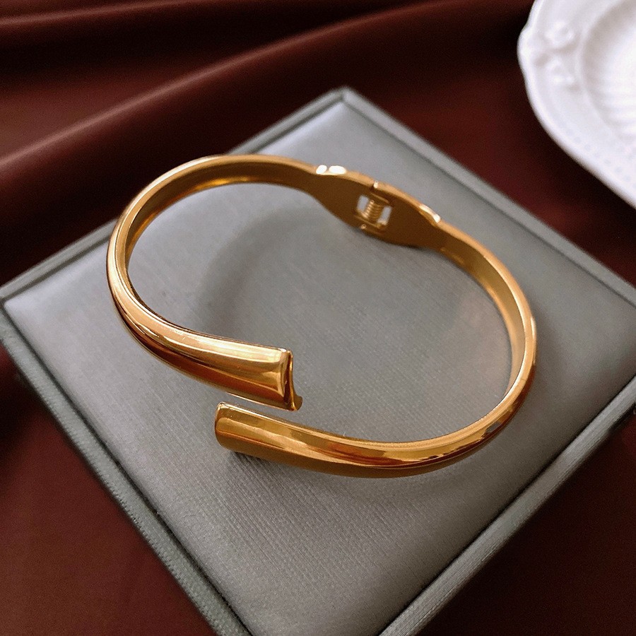 Pulsera de cuadros de metal simple de estilo frío, nueva pulsera transfronteriza europea y americana, joyería de alta gama de moda de nicho al por mayor