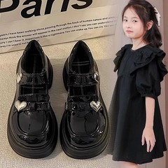 女の子の小さい靴2025年と秋の新型の中で大きい子供の柔らかい底の黒色の王女の靴の小さい女の子の子供は靴を演じます。