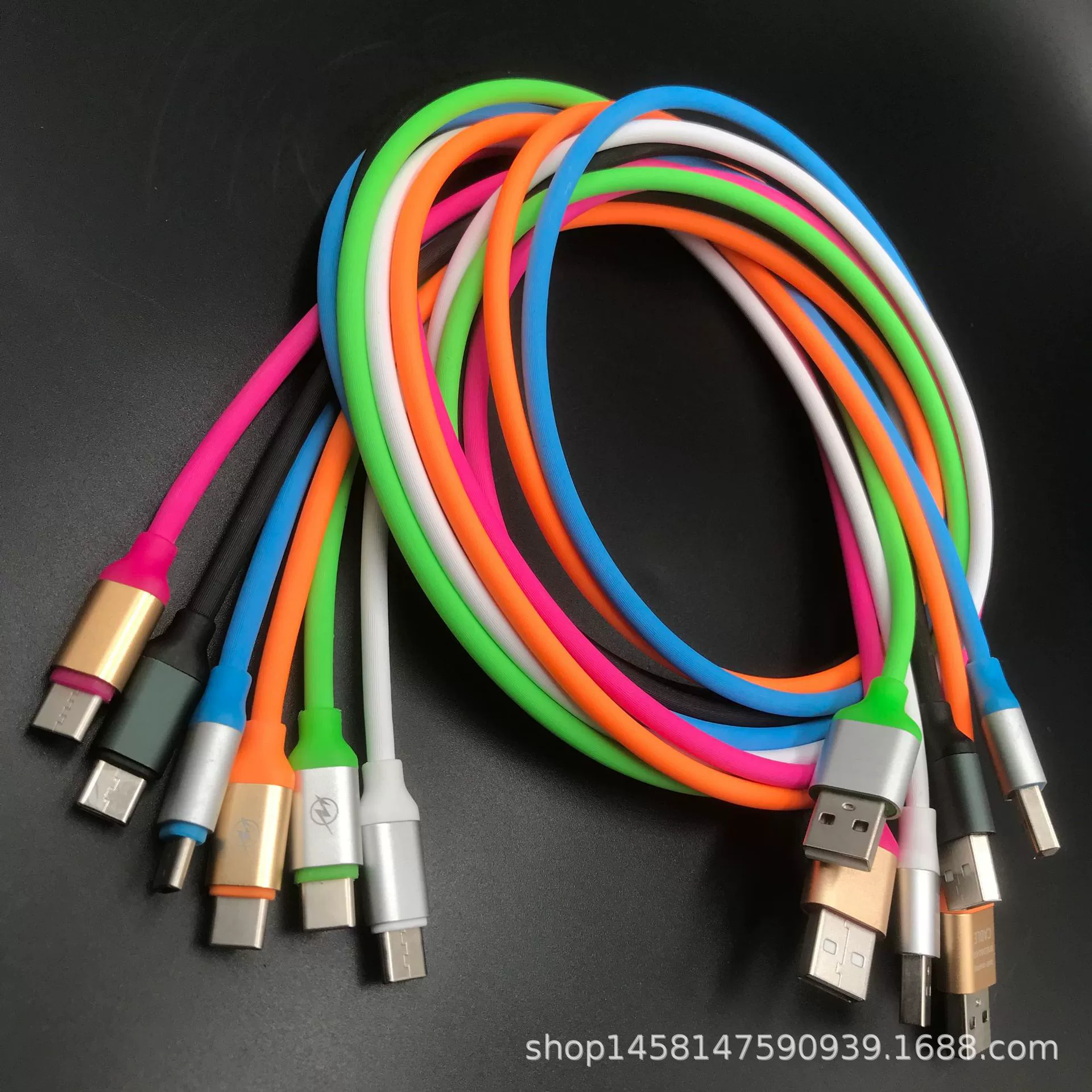 Цветная линия данных бомбы Q Материал TPE Линия данных 2.4A подходит для различных рук V8 iPhone Type-c