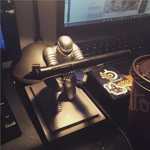 Creative Knight Pen Holder Executive Pen Stand Creative Magnetic Soldier Armor Hero Desktop Decor Pen Tower