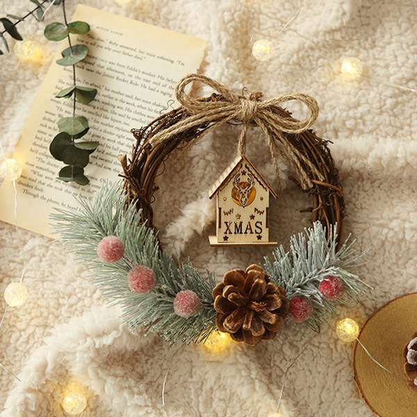 Weihnachtskranz – Rustikaler Türschmuck aus Weinreben und Beeren für festliche Dekoration zu Hause und im Geschäft (40 cm/30 cm, verschiedene Ausführungen: Glockenhirsch, Rotes Haus, Goldene Eichel)_voghion.com