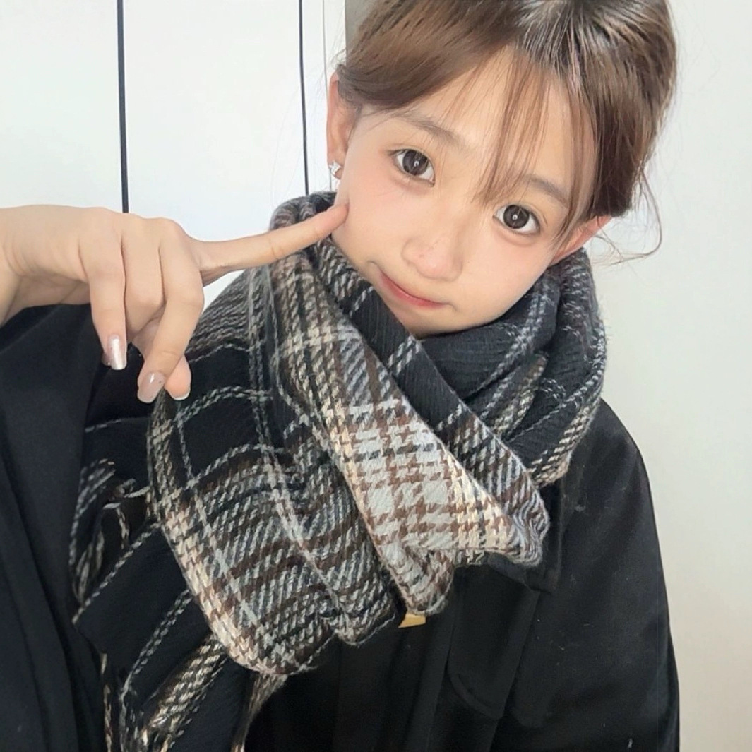 Nuova piccola sciarpa scozzese coreana fresca 2025 per tenersi al caldo in inverno, sciarpa universitaria carina e spessa, versatile per studenti_voghion.com