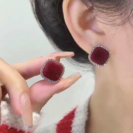 秋冬酒红色植绒方形镶钻耳钉轻奢高级感耳环气质新年耳饰