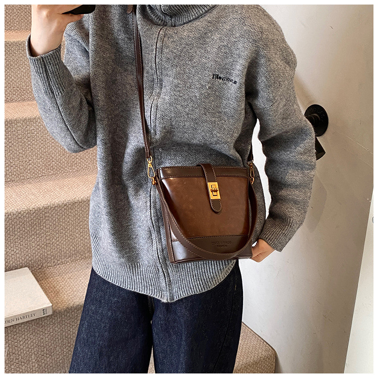 A retro color-blocking and textured hand-held bucket bag for women, a new 2024 trendy and fashionable small bag, a crossbody bag undefined
