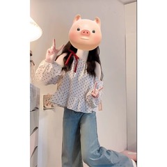 春の優しさは女性2025の新型減齢波点露肩上着に合わせてワイドジーンズ2セットを着ている