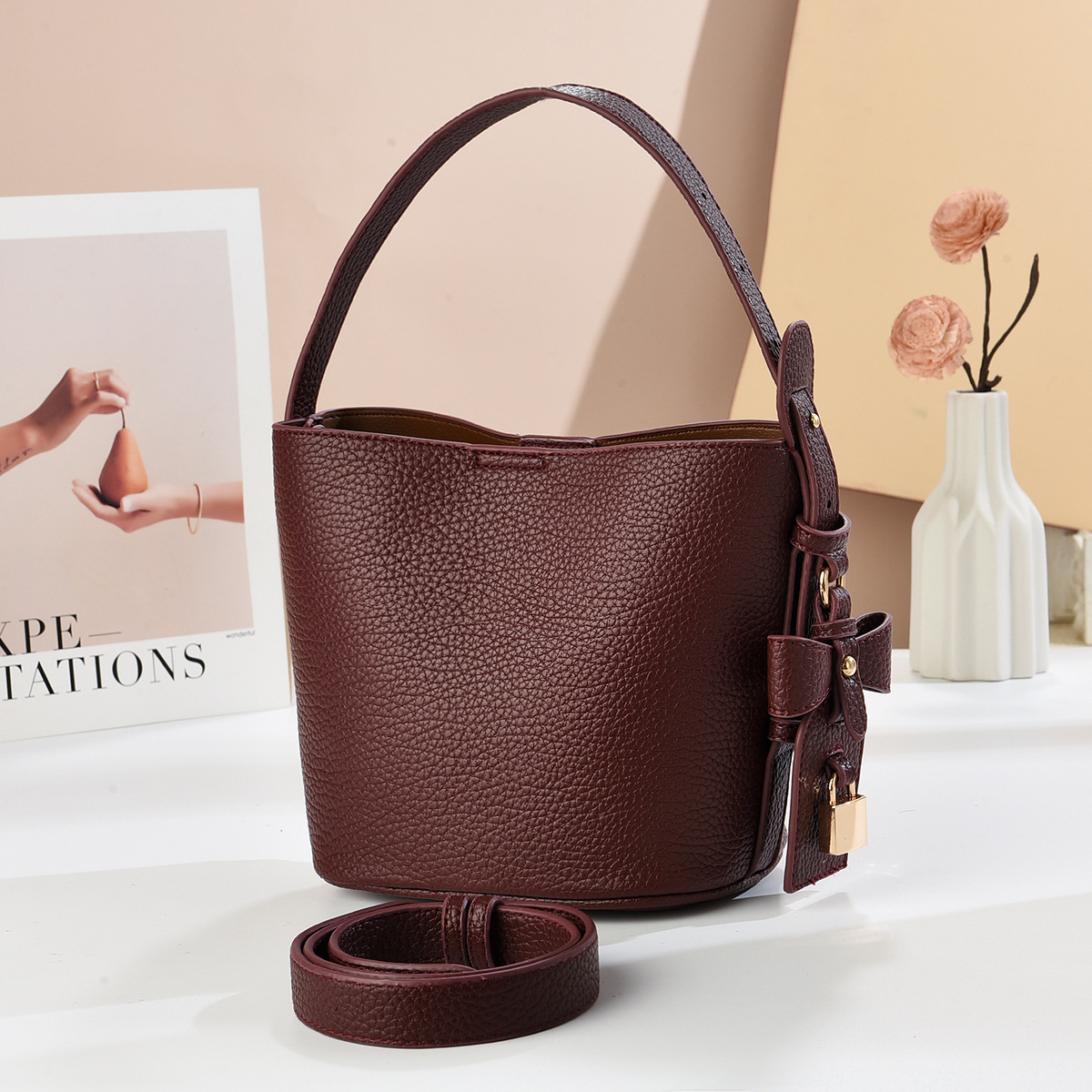 Bolsas de balde de moda 2025 verano nuevo temperamento mochila de hombro de viaje de compras bolsas de mano versátiles