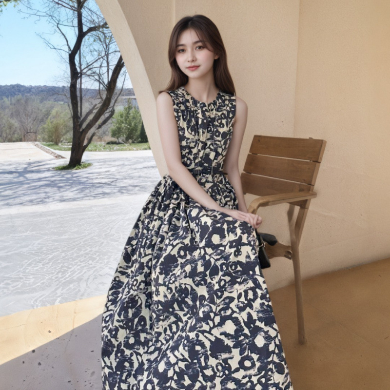 Elegant dress with sleeves sleevless