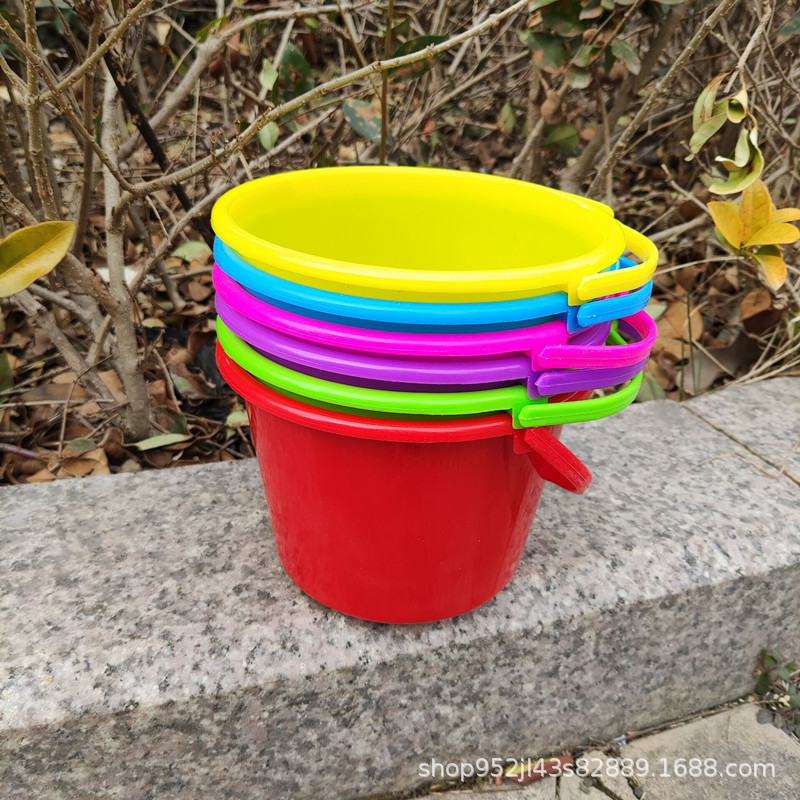 Envío gratuito Cubo de playa para niños pesca individual cubo pequeño arte pluma Cubo de lavado Cubo de juguete de plástico para niños fabricante