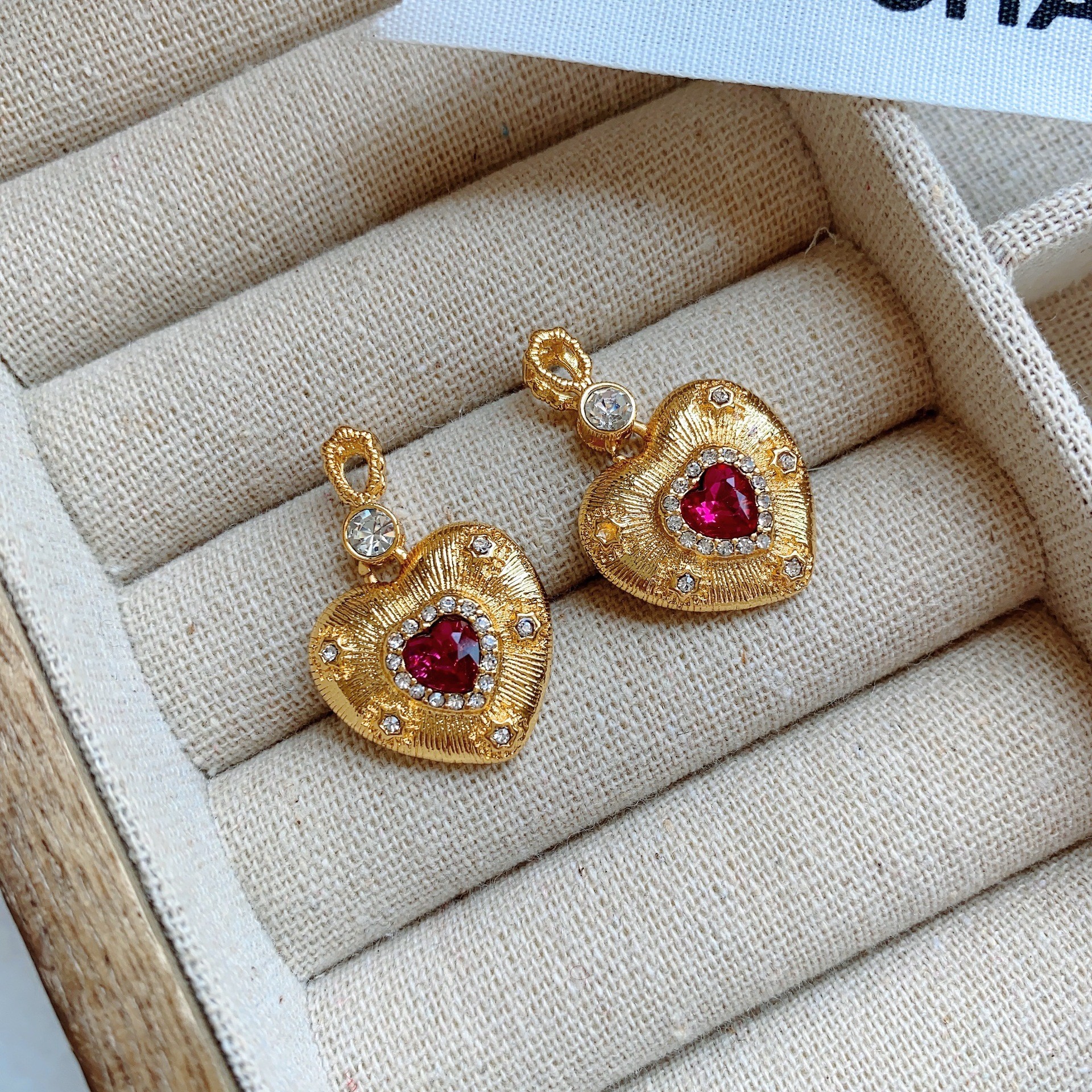 Original Niche Designer Brand Sweetheart Retro Series Palace Brushed Ruby Love Stud Earrings For Women