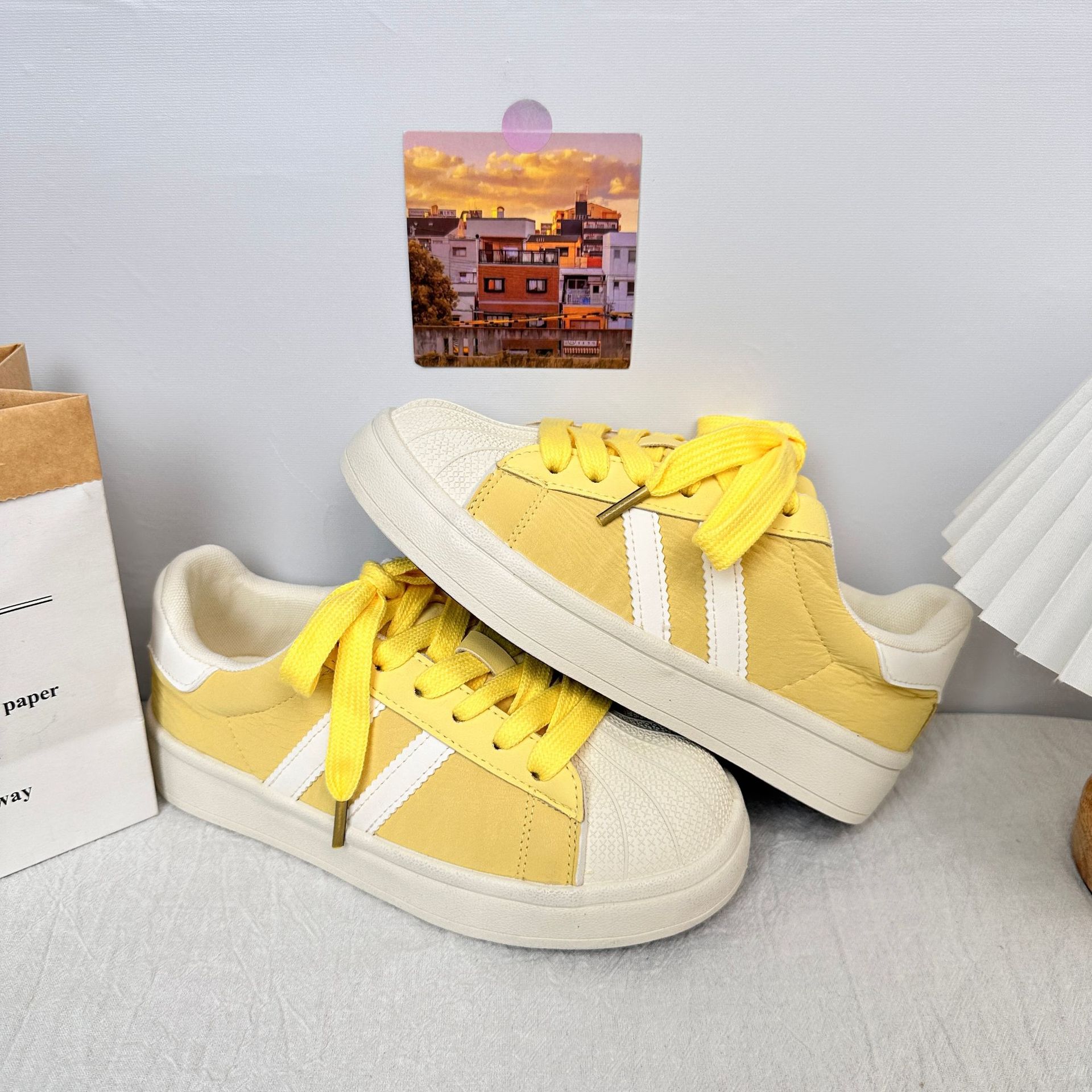 Yuanbo Shell Head Little White Shoes Mujer 2025 Primavera/Verano Nuevo Todo-fósforo Casual Ligero Zapatos de tabla para estudiantes coreanos Mujeres