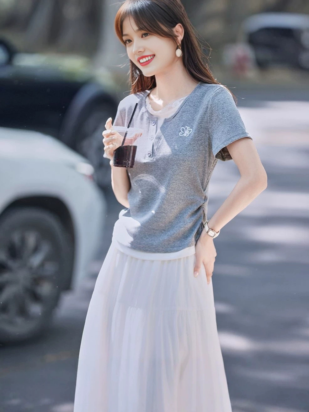 Áo thun nữ tay ngắn cổ ren phối ren, thêu họa tiết, dáng ôm gọn — màu xám