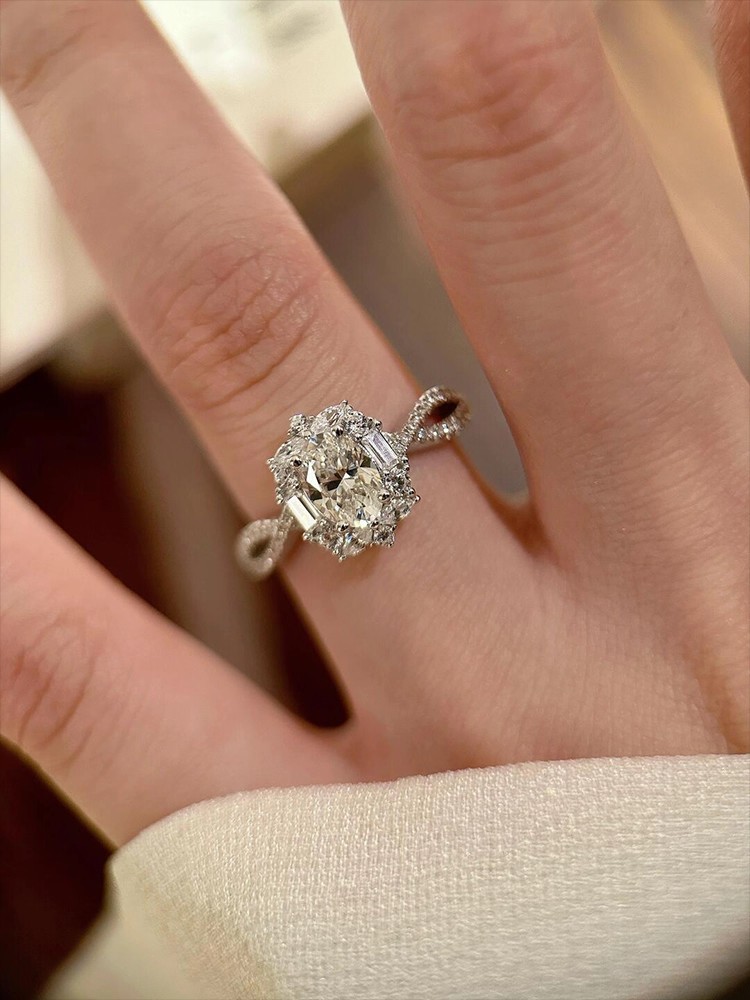 Sparkling Snowflake Diamond Pigeon Egg Designer Ring For Women_voghion.com
