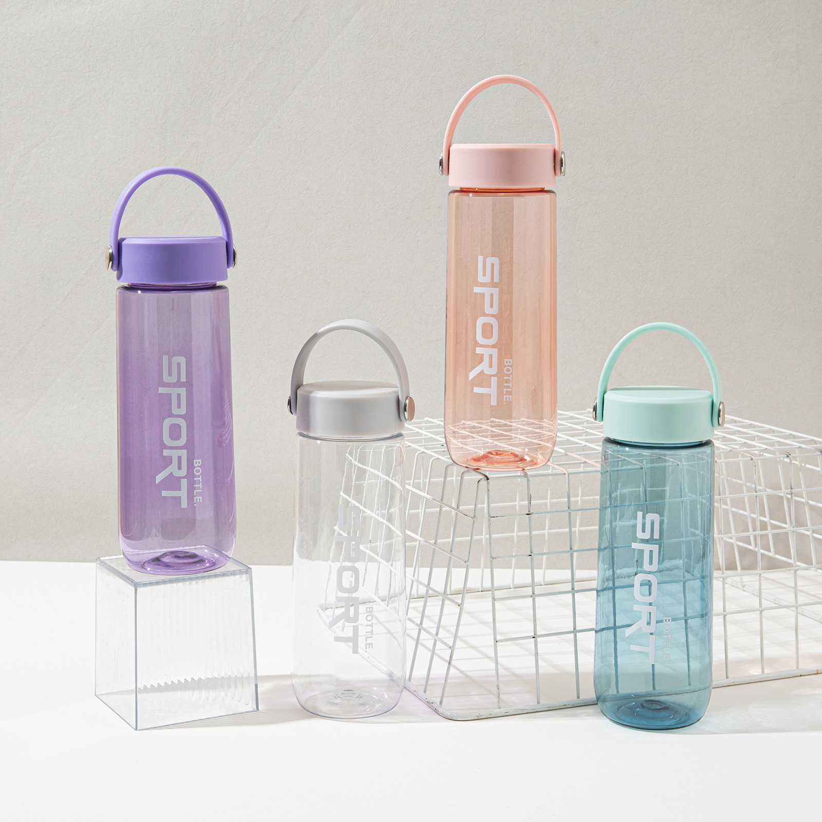Nueva taza de agua roja de verano al por mayor taza de plástico de pareja de alto valor al aire libre taza de agua deportiva portátil taza espacial