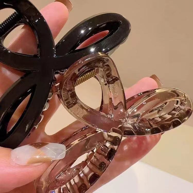 春夏简约设计感中号8字发夹发饰蝴蝶结冰透纯色后脑勺鲨鱼夹抓夹