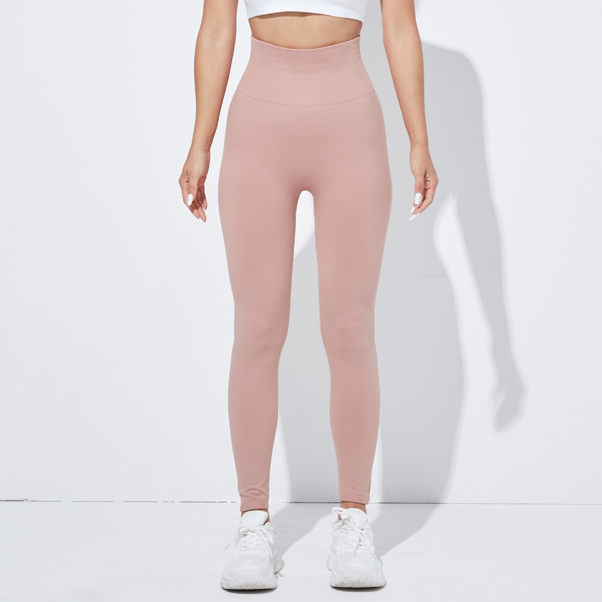 Pantalones de yoga europeos y americanos sin costuras transfronterizas pantalones de fitness deportivos de levantamiento de cadera apretados de mujer ropa de Yoga de melocotón de cintura alta lisa