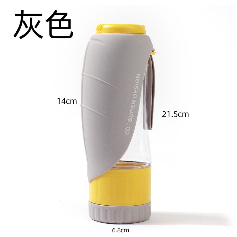 Taza de agua y grano amarillo grisáceo