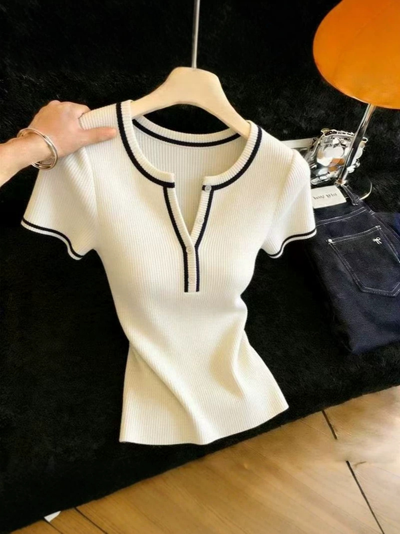 Áo thun nữ cổ chữ V tay ngắn chất liệu len lạnh form rộng — trắng