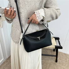 高级感荔枝纹软皮枕头包女垂感手提托特包复古翻盖法式小包包斜挎