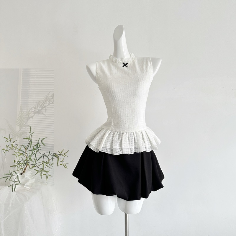 Korean-Style Elegant Sleeveless Plaid Top with Waist-Cinching Design for Summer, Slimming Lace Sleeveless T-Shirt and Skirt Set Korean-Style Elegant Sleeveless Plaid Top with Waist-Cinching Design for Summer, Slimming Lace Sleeveless T-Shirt and Skirt Set