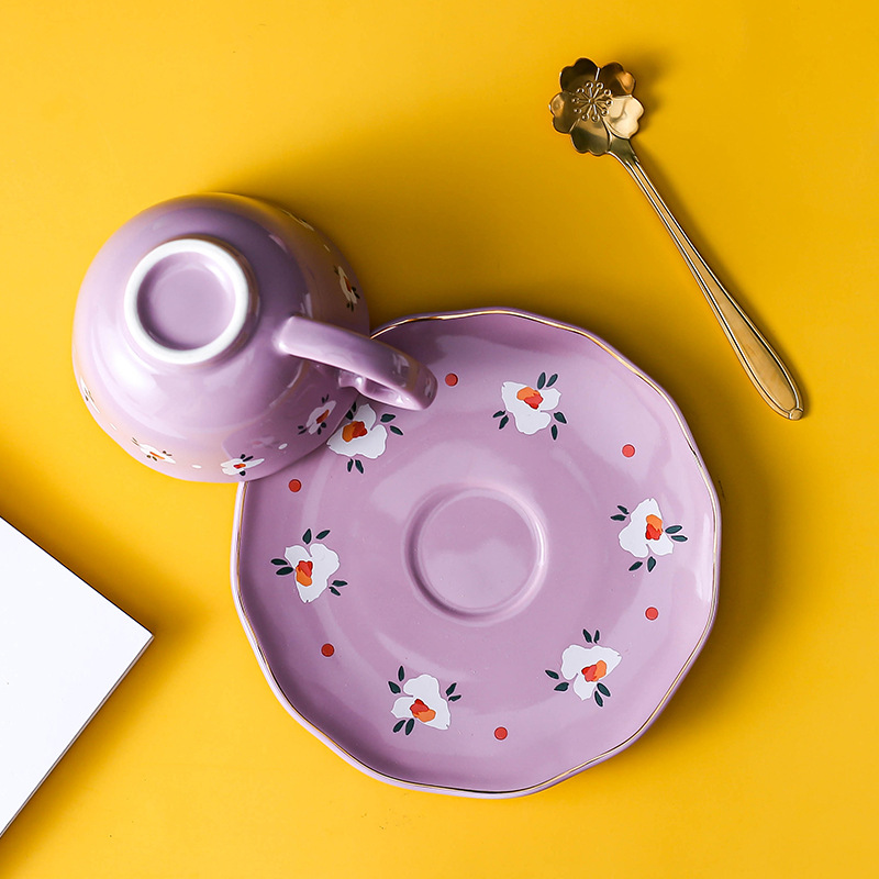 Tazas de café de lujo ligero con cucharas y platos de cerámica para hombres y mujeres de oficina de agua potable rosa lindos tazas de porcelana blanca