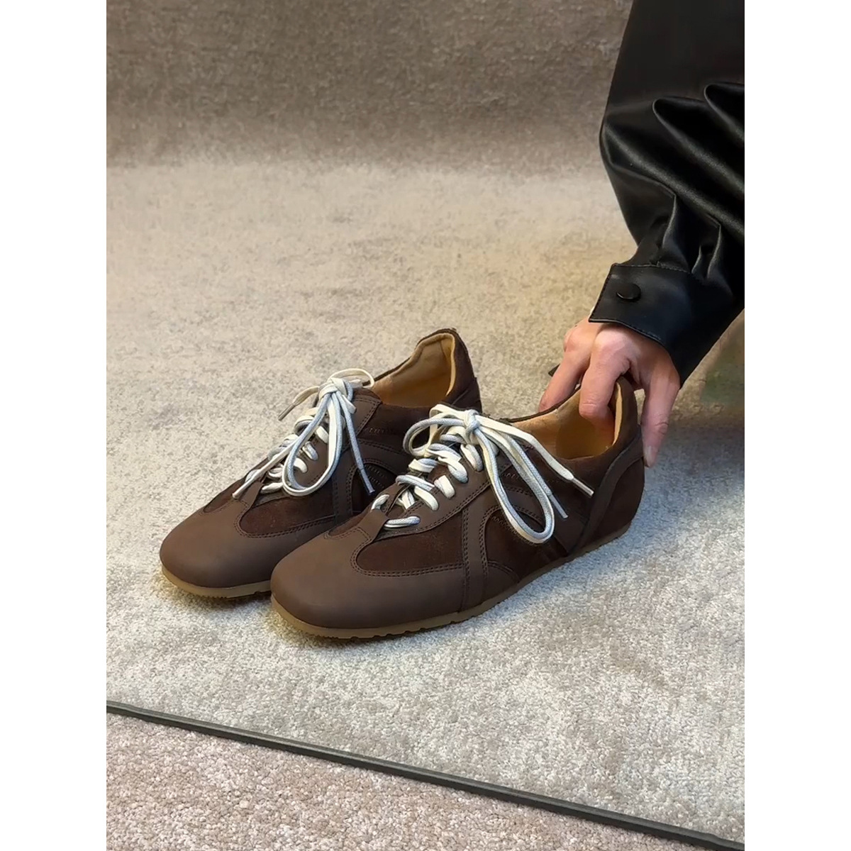 Versión de piel de vaca ~ Zapatos de entrenamiento alemanes negros retro, zapatos Forrest Gump con cordones, zapatos de deporte casuales para mujer, zapatos deportivos de todo fósforo, marea