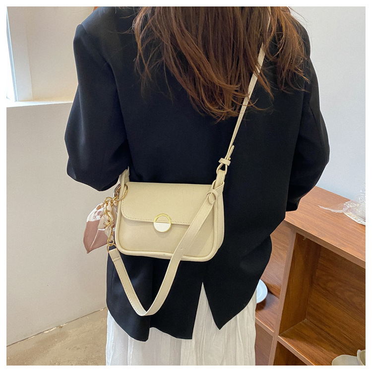 Women's Medium Pu Leather Solid Color Vintage Style Classic Style Lock Clasp Underarm Bag display picture 14
