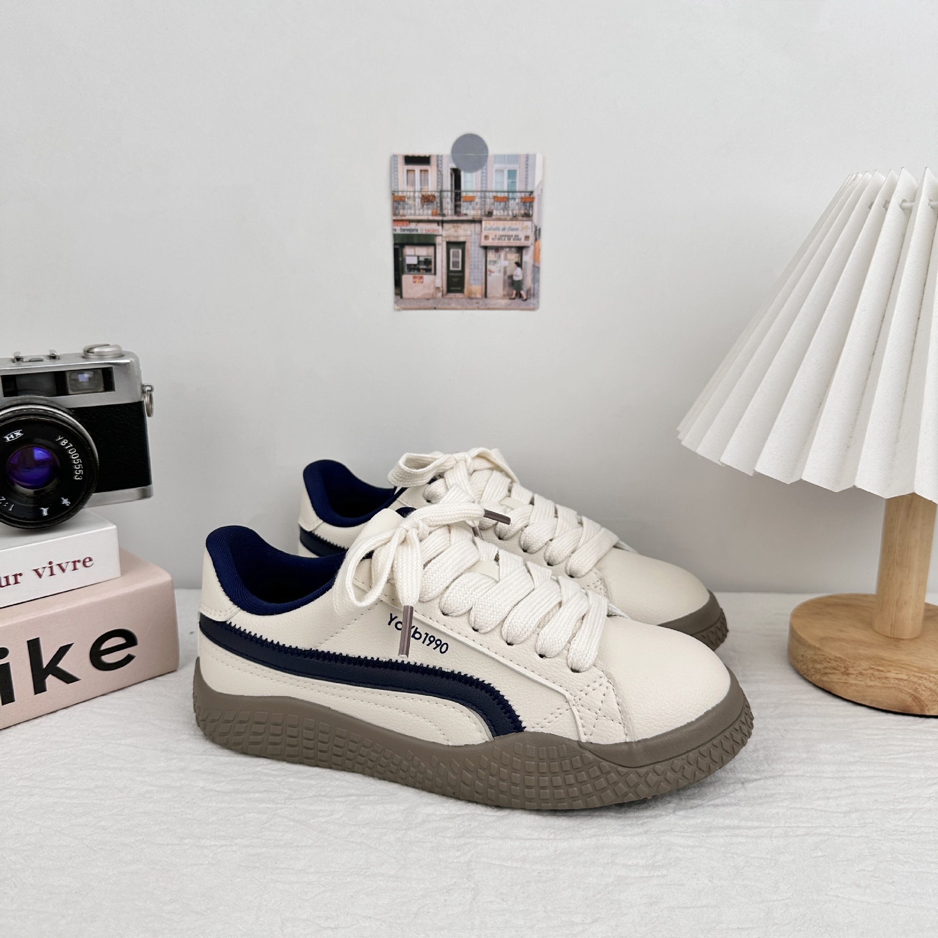 Yuanbo coreano zapatos de skate casuales para mujeres 2025 nuevos zapatos blancos de suela gruesa de moda versátil zapatos de pan de nicho