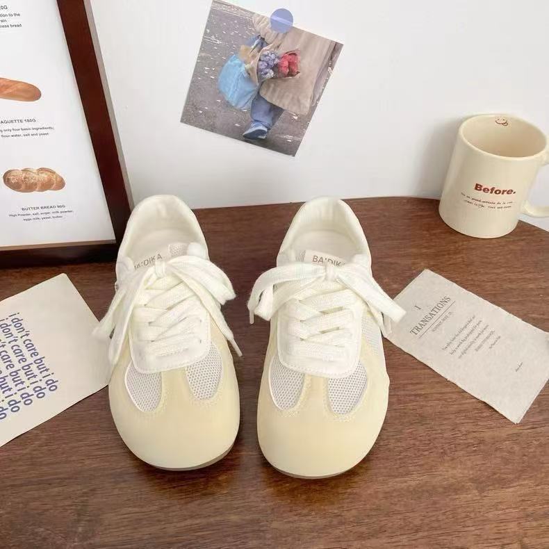 Feos y lindos zapatos de entrenamiento de mujeres ociosos verano 2026 nuevos zapatos blancos transpirables de malla de moda zapatos casuales