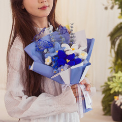 手作りのウールのかぎ針編みのバラとチューリップの完成した花束、親友や教師への誕生日やホリデーギフト、家の装飾