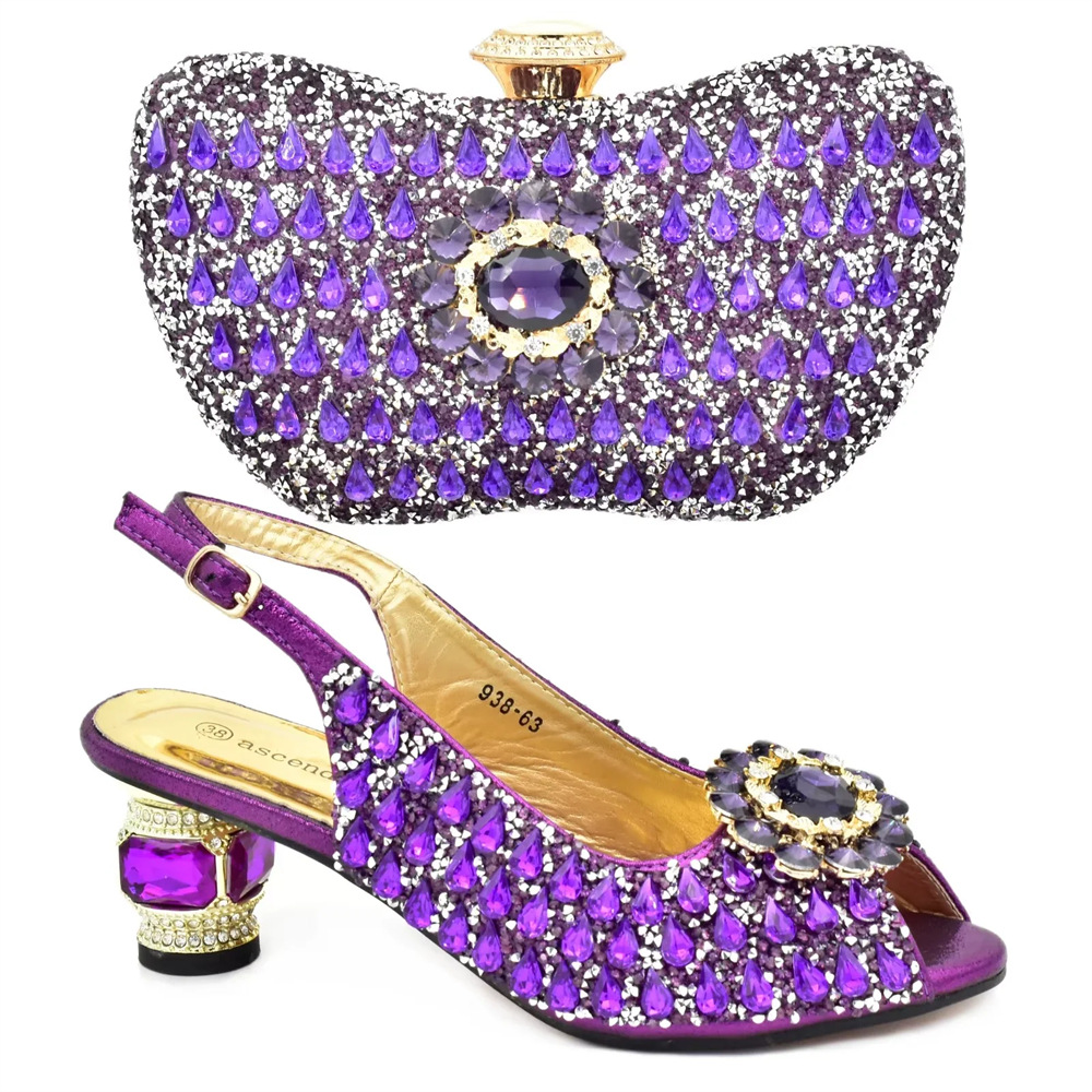 Parti, büyük parıltılı elmaslarla süslenmiş yuvarlak başlı balık ağızlı sandaletler ve hafif el çantası seti ile eşleştirildi_voghion.com