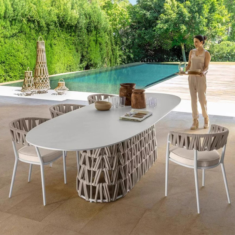 Mesa elíptica de 160 cm + cuatro sillas