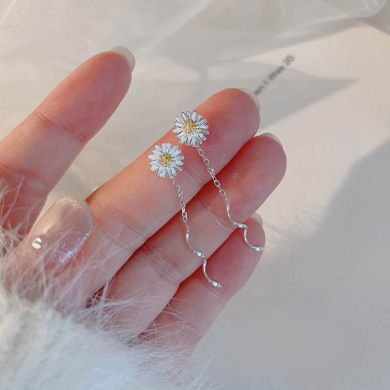 Daisy Ear Line Women's Wave Light Luxury Fashion Elegant Mini Autumn Chrysanthemum Flower Earrings 2024 New Fashion
