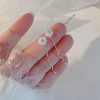 Маленькая маргаритка ушная нить женская волна легкая роскошная мода темперамент мини маленькая осенняя цветочная серьга 2024 новая тенденция