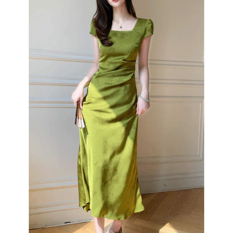 Đầm suông nữ midi cổ vuông tay ngắn chất satin xanh lá — màu xanh lá cây chi tiết 1