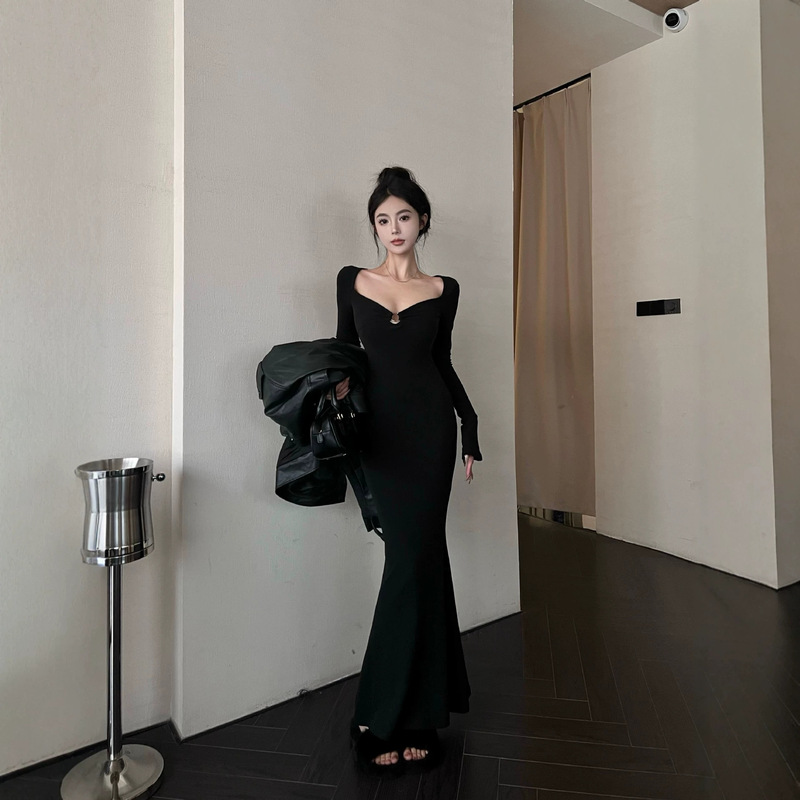 Sexy, figure-flattering, low-cut V-neck, bodycon, long dress, elegant and sophisticated style, perfect for spring Sexy, figure-flattering, low-cut V-neck, bodycon, long dress, elegant and sophisticated style, perfect for spring