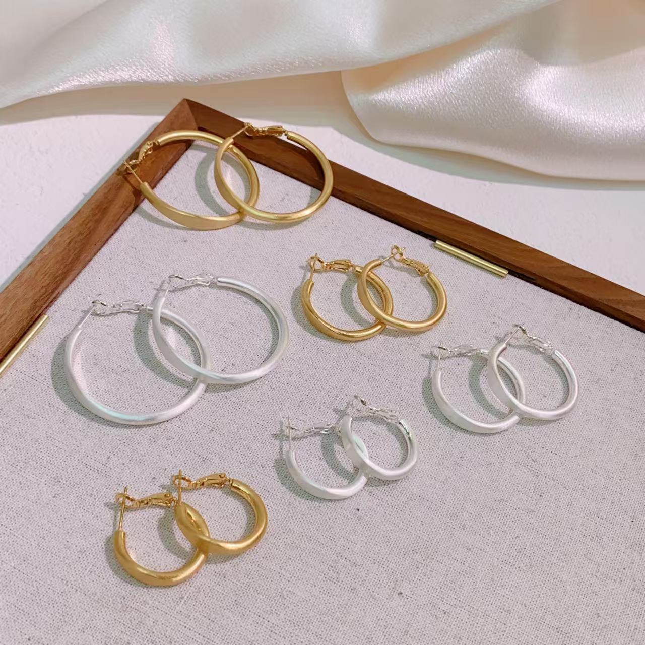 Copper Gold-Plated Classic Simple Large Hoop Matte Brushed Earrings for Women, New Trendy High-End Versatile Hoop Earrings