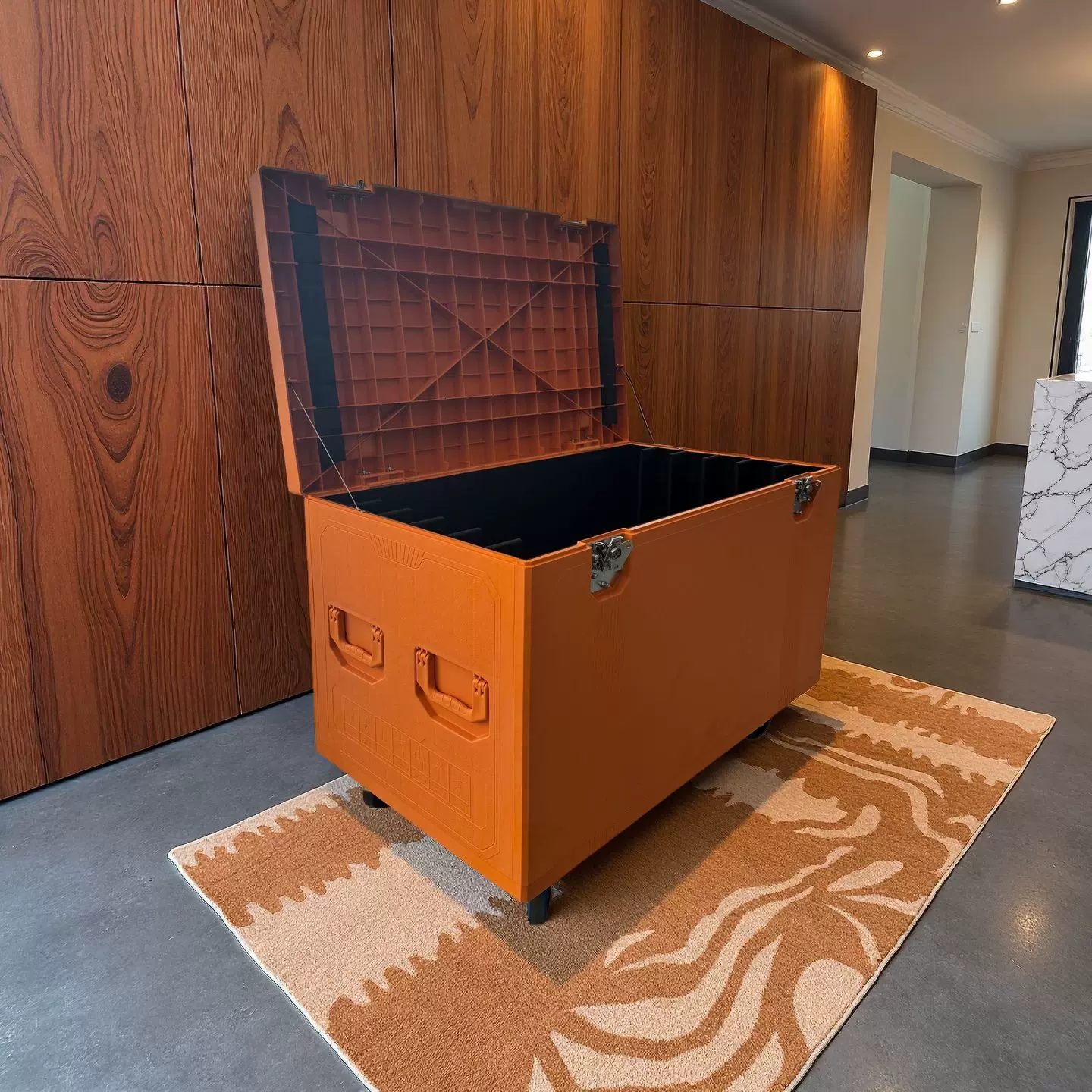 工业级塑料航空箱带锁扣便捷带轮运输坚固耐用周转箱演出设备收纳