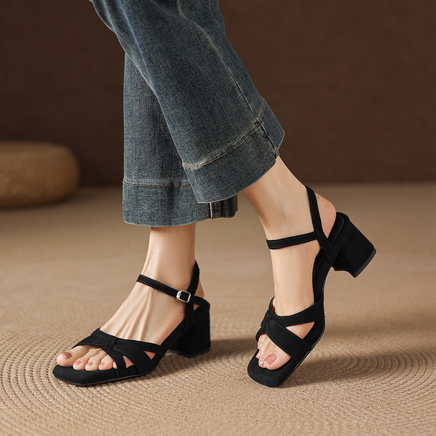 Sandal nữ mũi vuông hở ngón chân da lộn gót thấp quai ngang khóa một dây — màu nâu