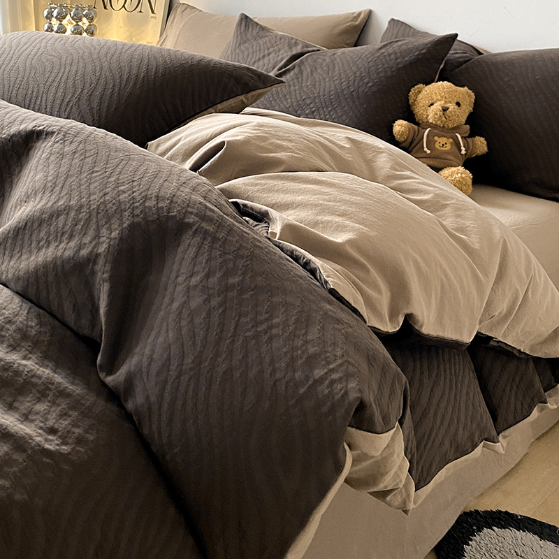 Un juego de cuatro piezas de cama de algodón 100 piezas de hilo de tres capas de algodón puro simple y ligero de lujo sábana cubierta de edredón juego de cama de tres piezas