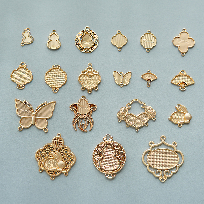 蓝染刺绣新中式底托包布螺钿点翠葫芦海棠如意兔蝴蝶锦鲤吊坠