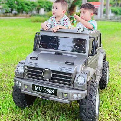 Vehículos todoterreno de los niños de la música carga auto-conducción de cuatro ruedas coche de juguete de bebé puede sentarse niños adultos cuatro ruedas coche de control remoto