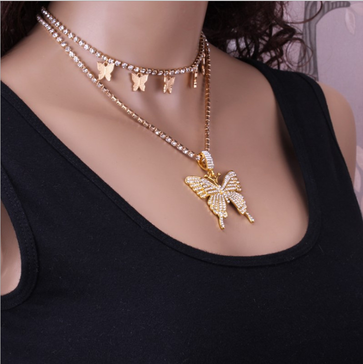 Collana multistrato con ciondolo a farfalla e strass luminosi_voghion.com