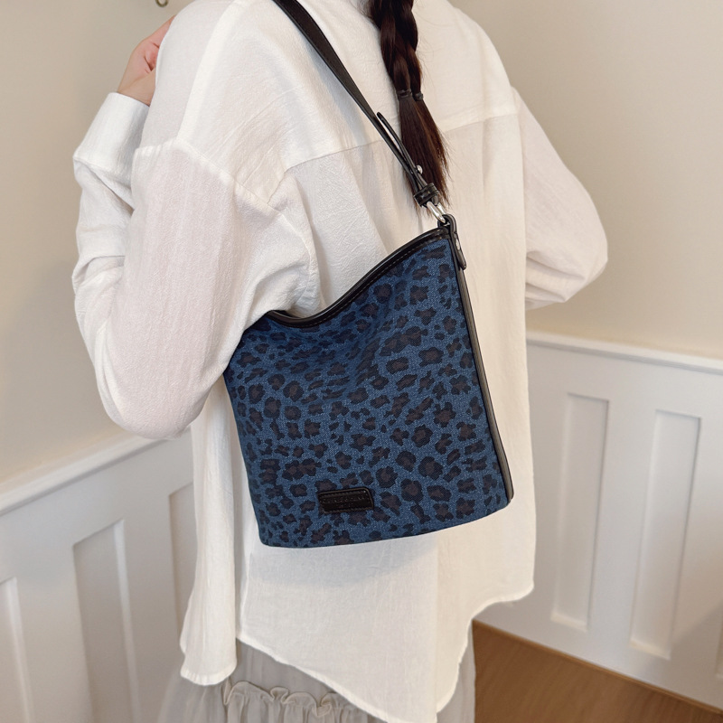 Niche Zhong esmaltado leopardo bolso de cubo para mujeres 2025 nuevo alta sensación de brazo de hombro bolso de transporte universal