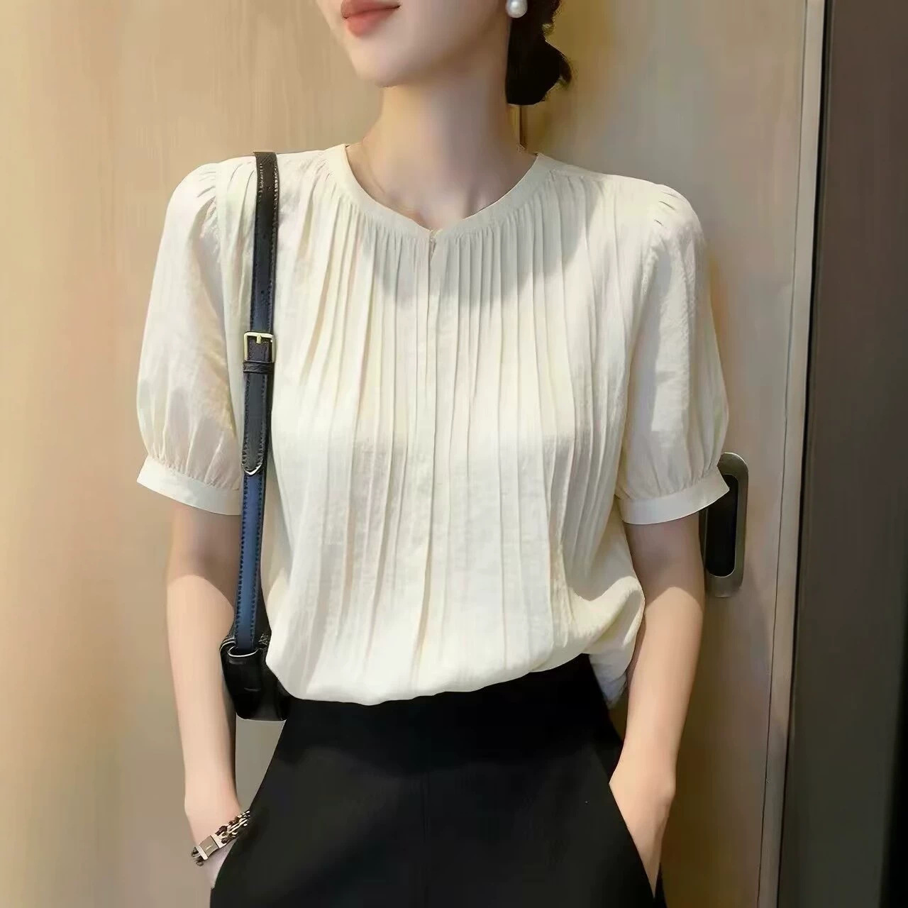 Áo sơ mi nữ tay ngắn cổ đứng kiểu Pháp, chất liệu phối xếp li nhẹ — màu trắng chi tiết 4