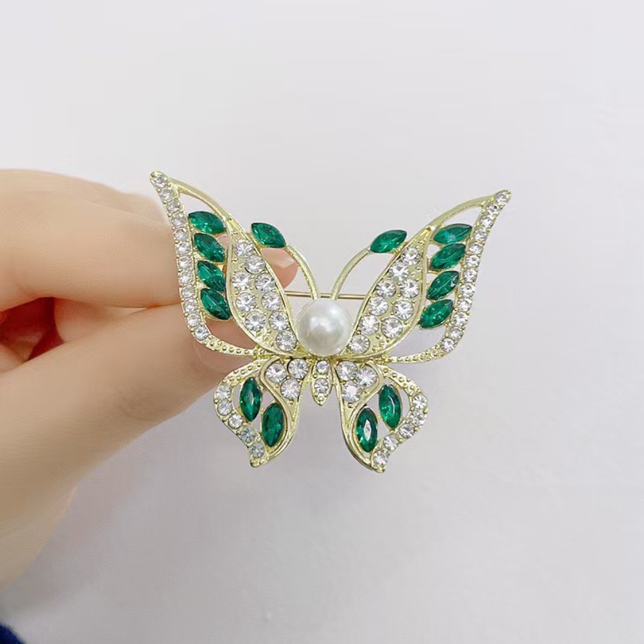 Elegante spilla a farfalla verde con strass per donna_voghion.com
