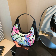 镭射新款小包包女时尚单肩包流行pu月牙包小众包女士腋下包彩色包